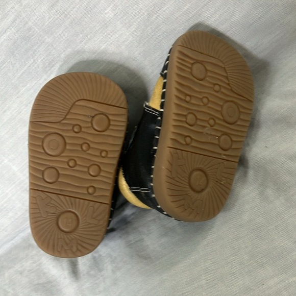 Baby size 14 leather cozy fuzzy lined Velcro tie shoes with rubber sole - Picture 4 of 15